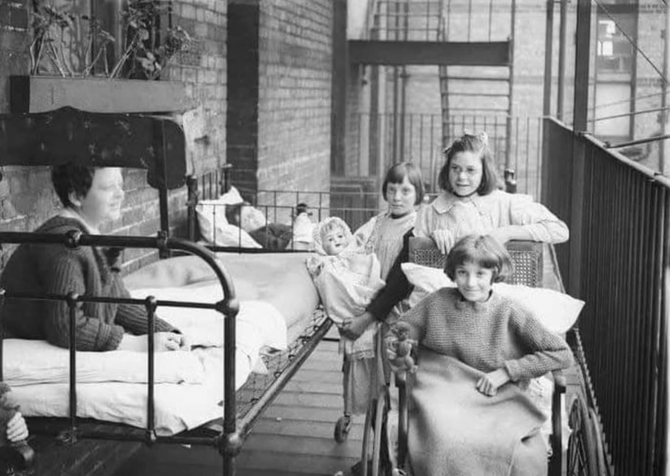 an image showing children on one of the hospital balconies